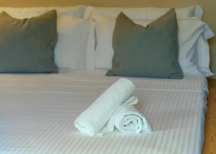 *holiday Home* W/patio & Fireplace + Lake View Apartment